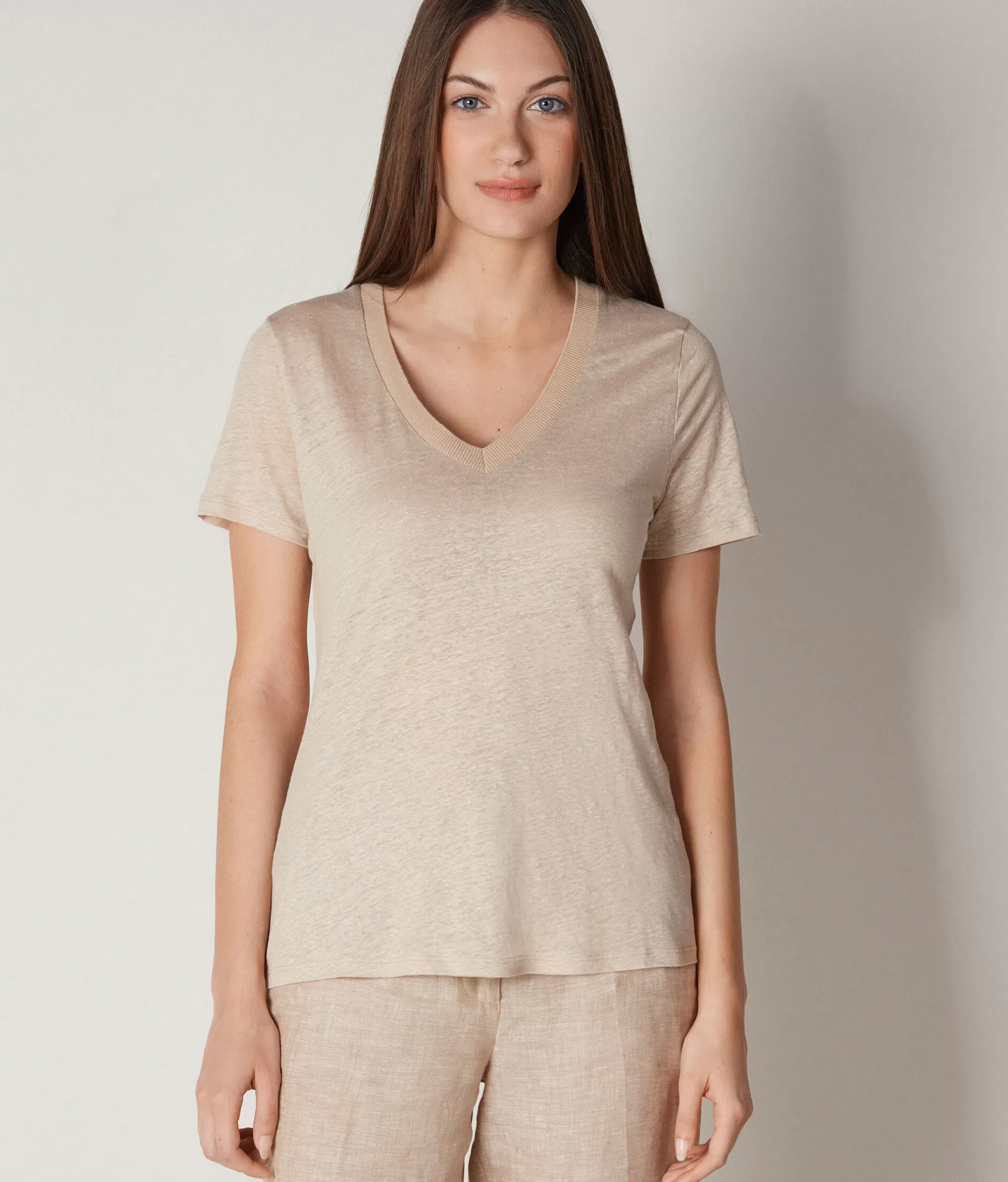 Shop Falconeri Linen V-neck T-shirt With Knitted Edge natural -8182 - natural ecru