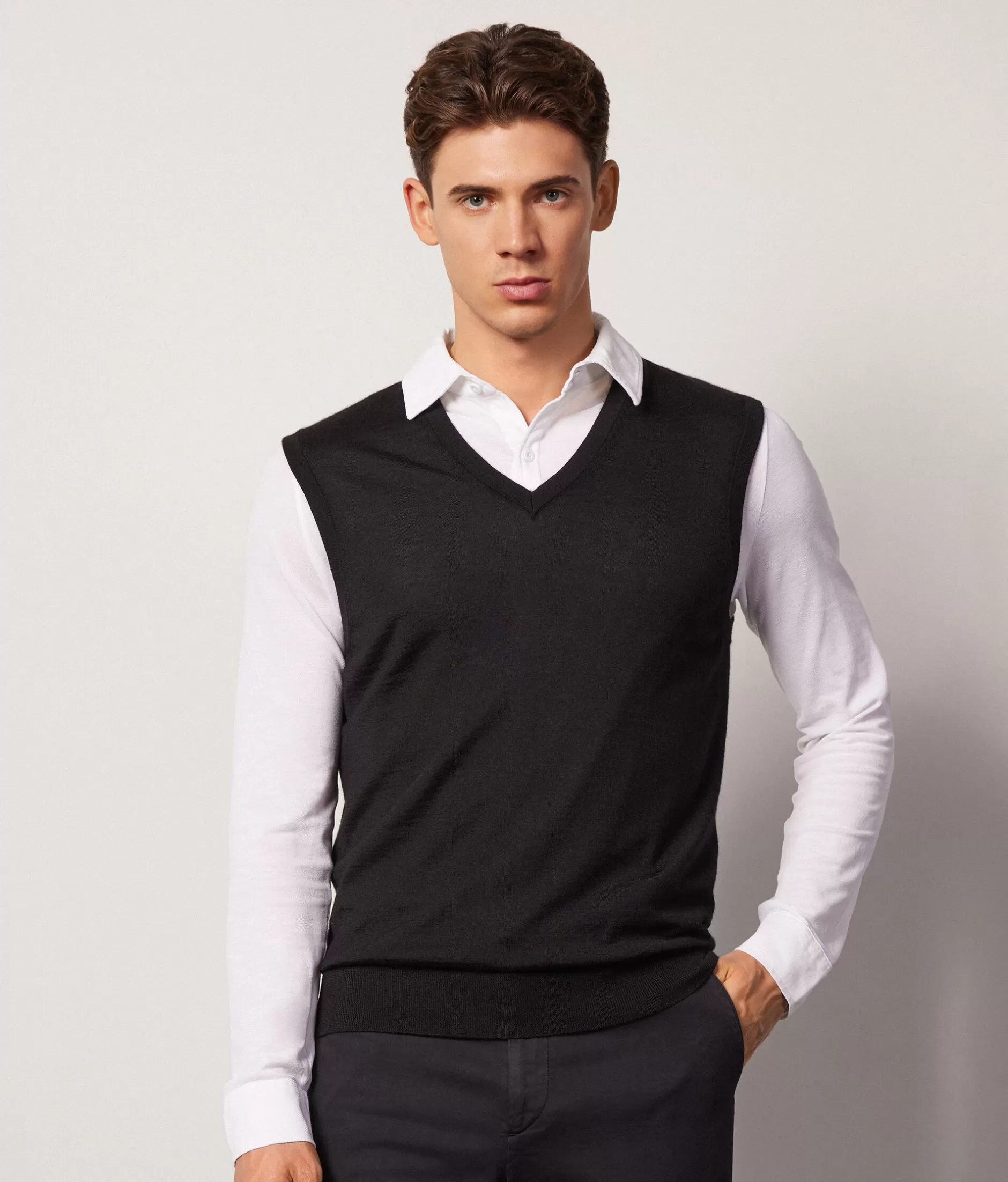 New Falconeri Ultrafine Cashmere V-Neck Vest black -9107 - black